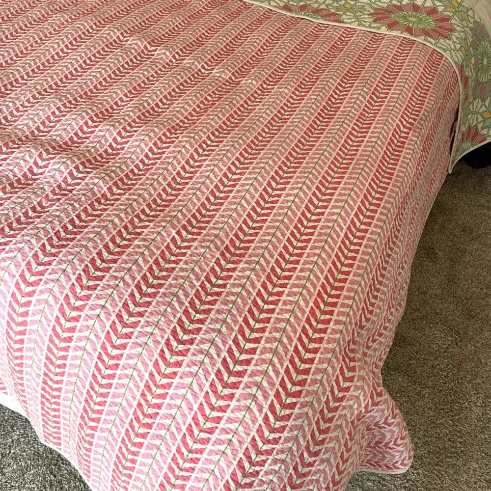 Geometric Floral Reversible Quilted Coverlet Size Twin Pink Stained Glass Motif